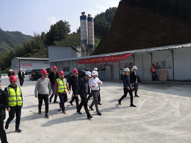 省交通运输厅建设治理随处长杨菲铃一行赴路桥集团黄千高速02标项目调研指导事情