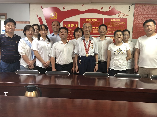 服务中心党总支召开红色古板教育宣讲会