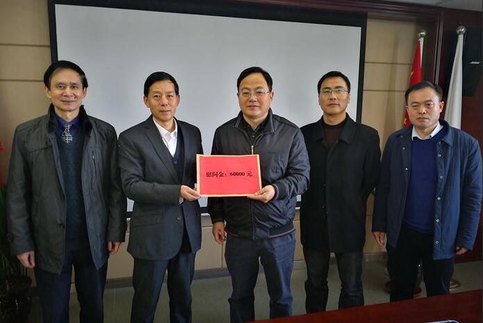 省建设建材工会向导到集团给难题职工“送温暖”