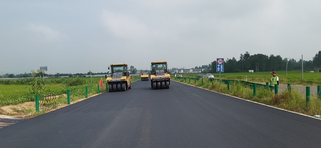 【奋战劳动竞赛 献礼百年华诞】路桥集团S244罗岗至分路口公路工程02标完玉成线首个沥青上面层试验段摊铺 