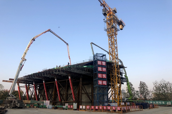安徽路港劳动竞赛系列报道13：明光市嘉山大道上跨高速公路桥项目提前38天完成施工要害节点