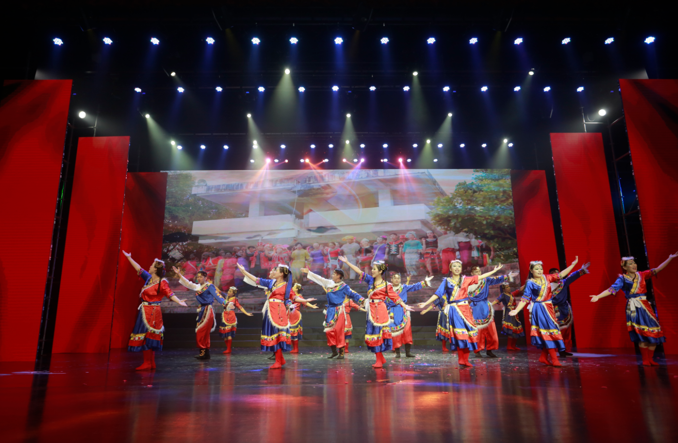 365英国上市盛大举行庆祝中国共产党建设100周年职工文艺汇演