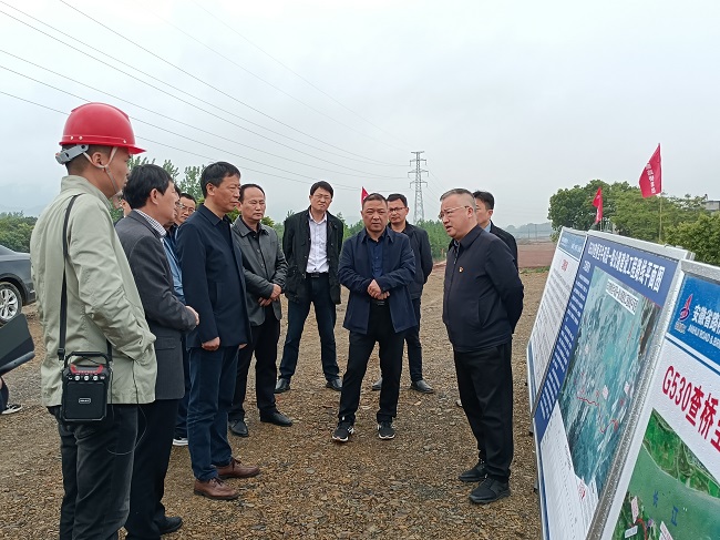 东至县委书记李明月一行赴路桥集团G530-02标项目调研