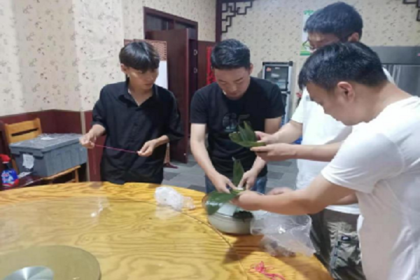 安徽路港“庆祝建党100周年”系列报道7：我为群众办实事，，，，，，端午佳节“粽”暖心