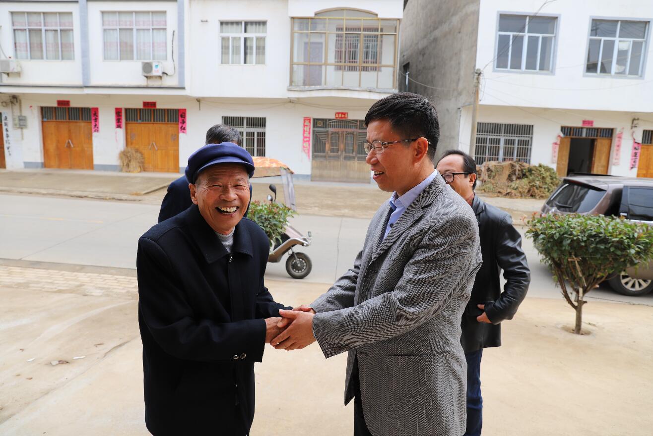 365英国上市股份董事长王厚良一行赴宿松县定点帮扶村走访调研