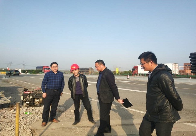 路桥集团党委副书记、总司理欧阳志宜赴合安01标检查事情