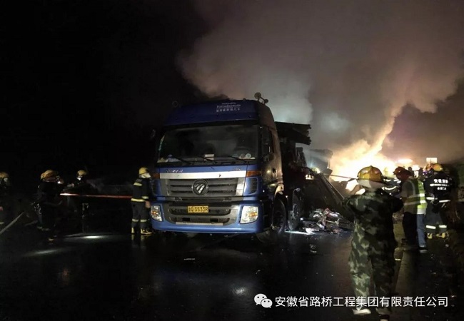 路桥集团合安高速改扩建01标项目深夜加入高速救火保通事情