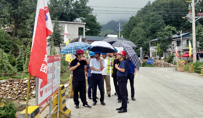 河南省收费还贷高速公路治理中心检查组前往路桥集团栾卢高速3标举行汛期清静生产专项督导检查