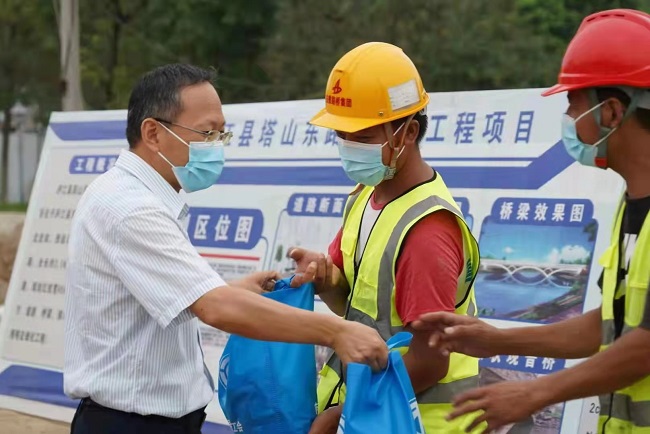 庐江县委书记许华为一行赴路桥集团庐江县塔山东路项目慰问指导