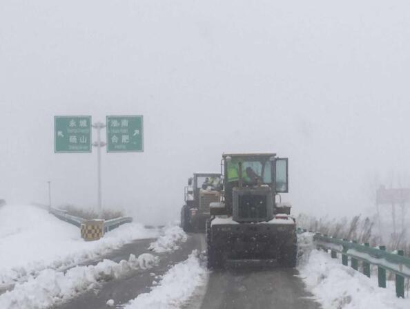 战风雪，，，，保通行，，，，安徽路港在行动