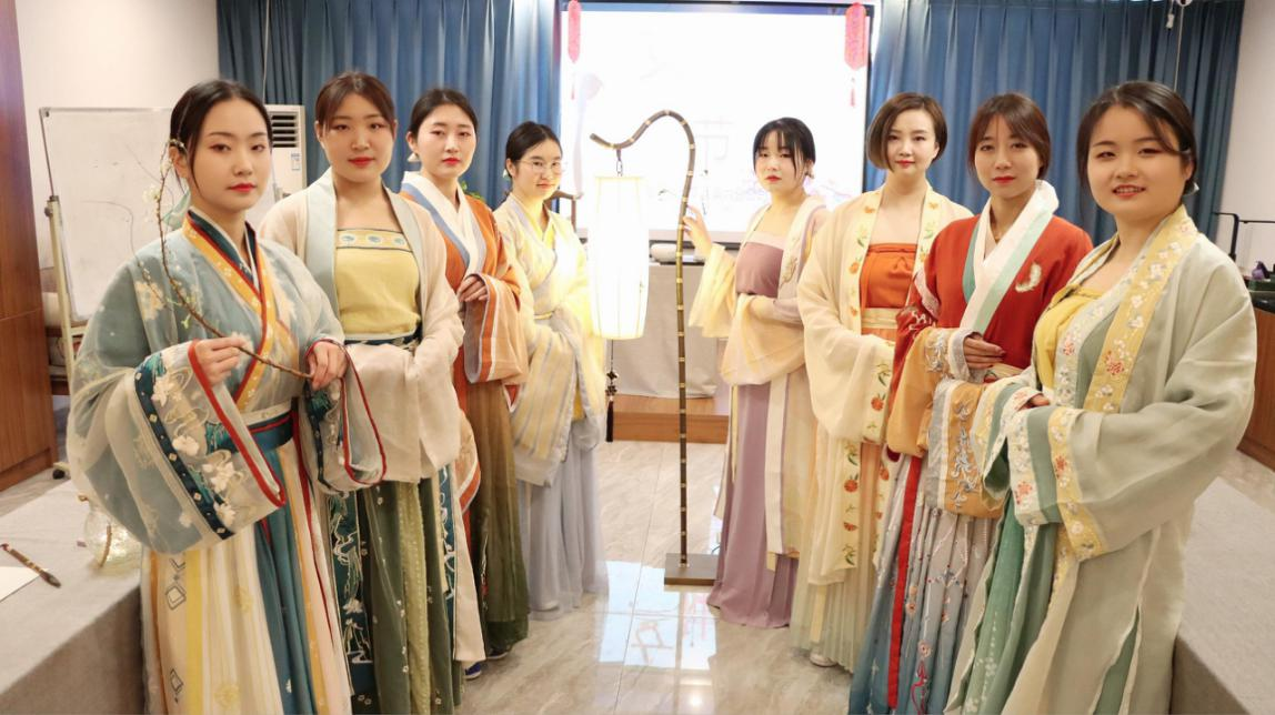 “最美巾帼”女职工合影创意拍评选效果揭晓