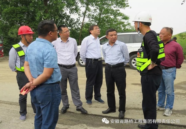 省交通运输厅总工程师章后忠莅临路桥集团芜合改扩建三标检查指导事情