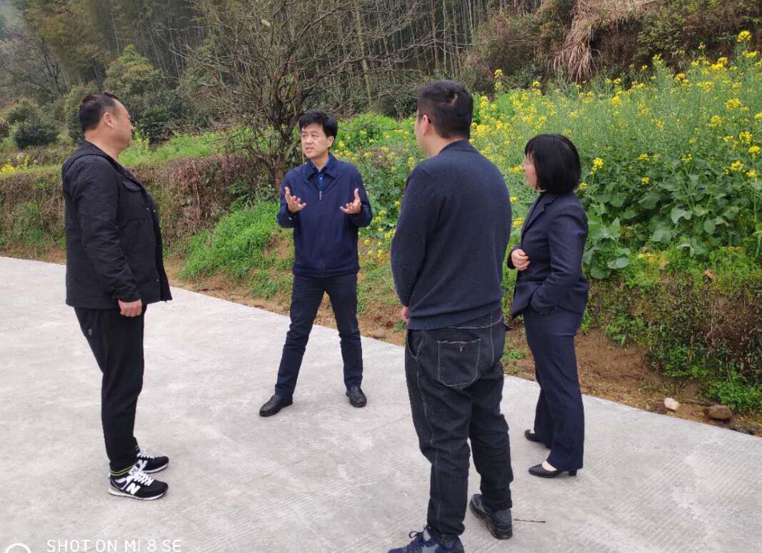 365英国上市控股副总司理霍向东赴定点帮扶村调研