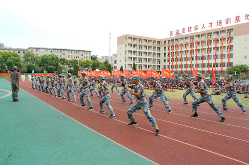 安徽365英国上市技师学院盛大举行庆祝第34个西席节、2018级新生军训结业暨开学仪式