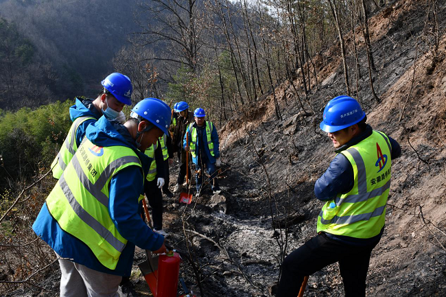 路桥集团栾卢高速03标项目起劲加入山区灭火救援