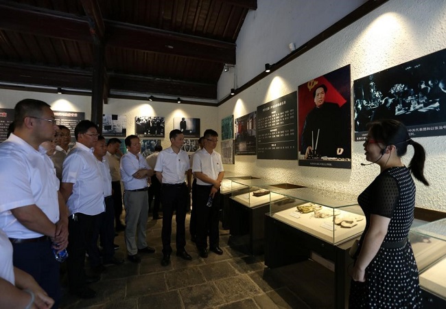 安徽路桥集团党委赴渡江战争总前委旧址开展革命古板教育活动