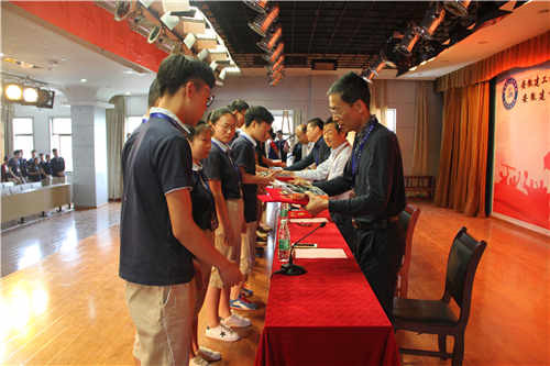 安徽365英国上市技师学院举行“迎五四”学雷锋表扬大会暨”放歌新时代，，，，唱响新绚烂”合唱角逐