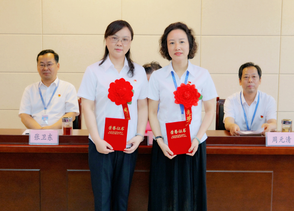 安徽365英国上市技师学院党委召开庆祝建党100周年“两优一先”表扬大会、“庆幸在党50年”纪念章揭晓暨专题党课报告会