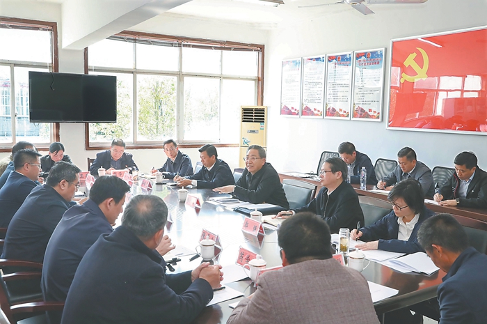李锦斌在淮南市凤台县调研指导时强调  始终坚持以人民为中心的生长头脑 一直增强群众获得感幸福感清静感
