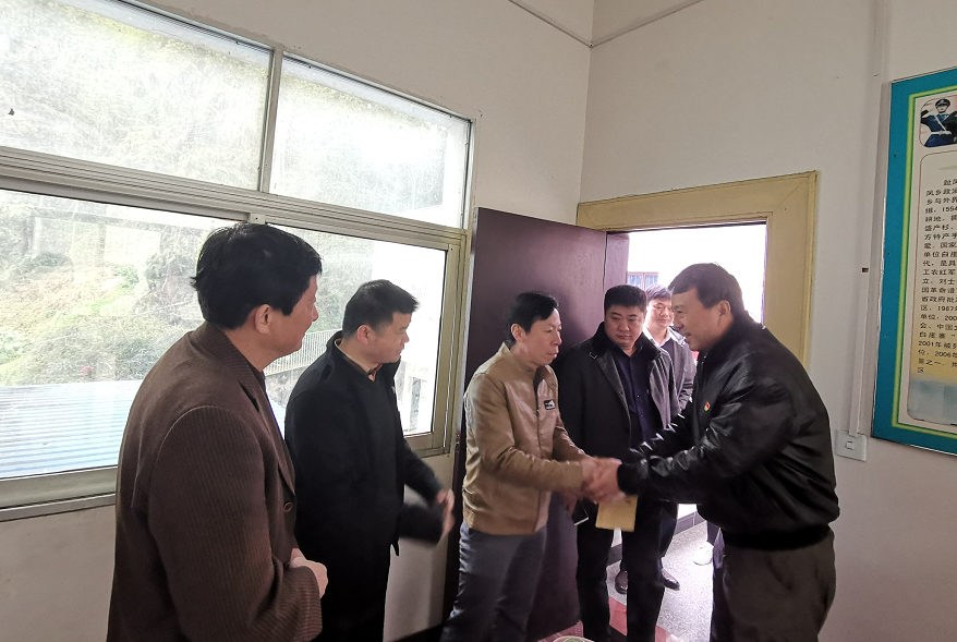 机关第一党支部开展精准扶贫送温暖主题党日活动