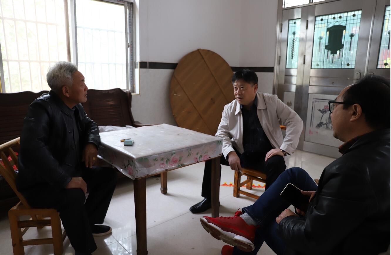 365英国上市股份董事长王厚良一行赴宿松县定点帮扶村走访调研