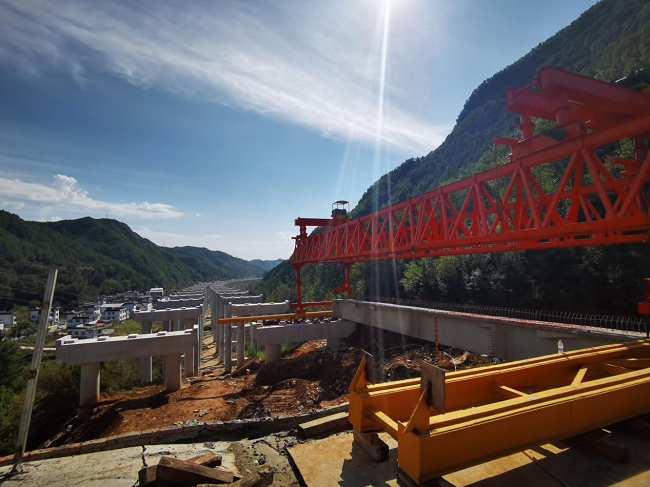 【奋战劳动竞赛 献礼百年华诞】路桥集团栾卢高速03标项目秋林特大桥首片梁板架设乐成