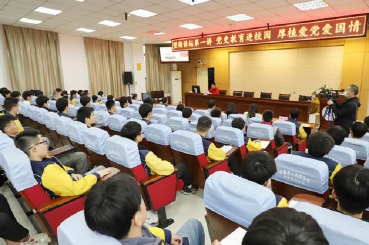 听党史忆百年恢弘路，，，，守初心燃师生爱国情