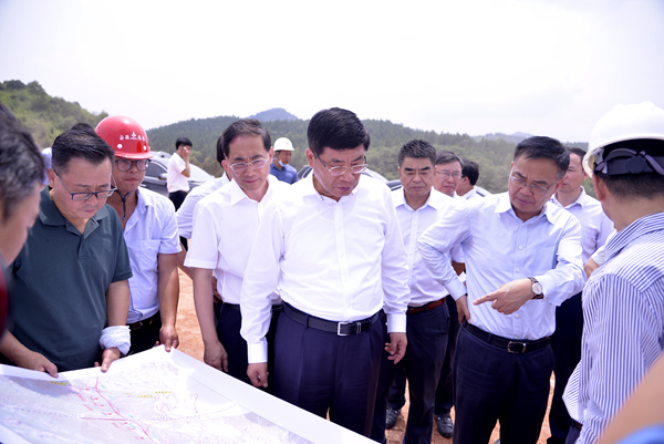 副省长何树山赴集团一线项目调研“县县通高速”建设情形