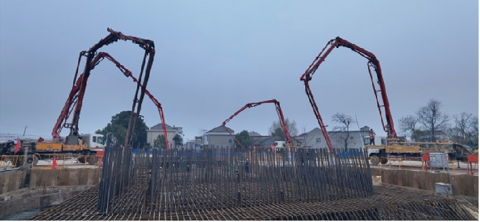 媒体聚焦‖新华社、《潇湘晨报》报蹊径桥集团百余名大桥建设者“留望过年” 