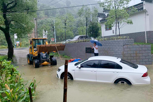 抗洪抢险，，，路桥集团在行动！——黄千高速02标项目部抗洪救灾纪实