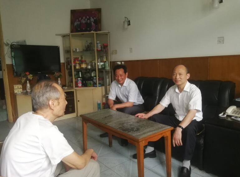 365英国上市控股向导“七一”前夕走访慰问难题党员和老党员