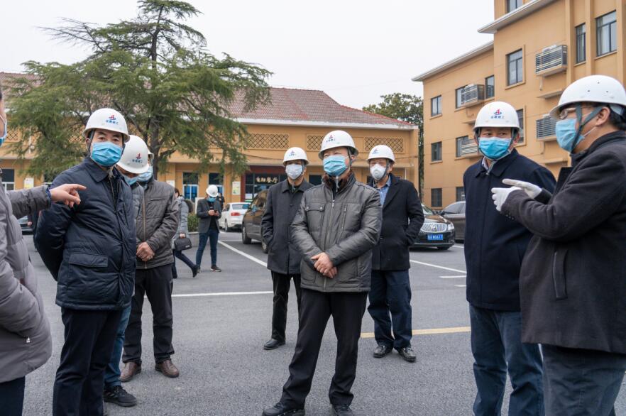 赵时运深入安徽三建紧迫承建的省工人半汤疗养院疫情防控备用医院刷新工程调研指导
