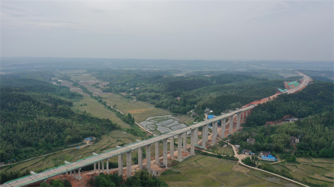 【以火热劳动  向国庆献礼】劳动竞赛专题报道⑦ 路桥集团芜黄路基03标项目：继续奉献勇争先 劳动竞赛展风范