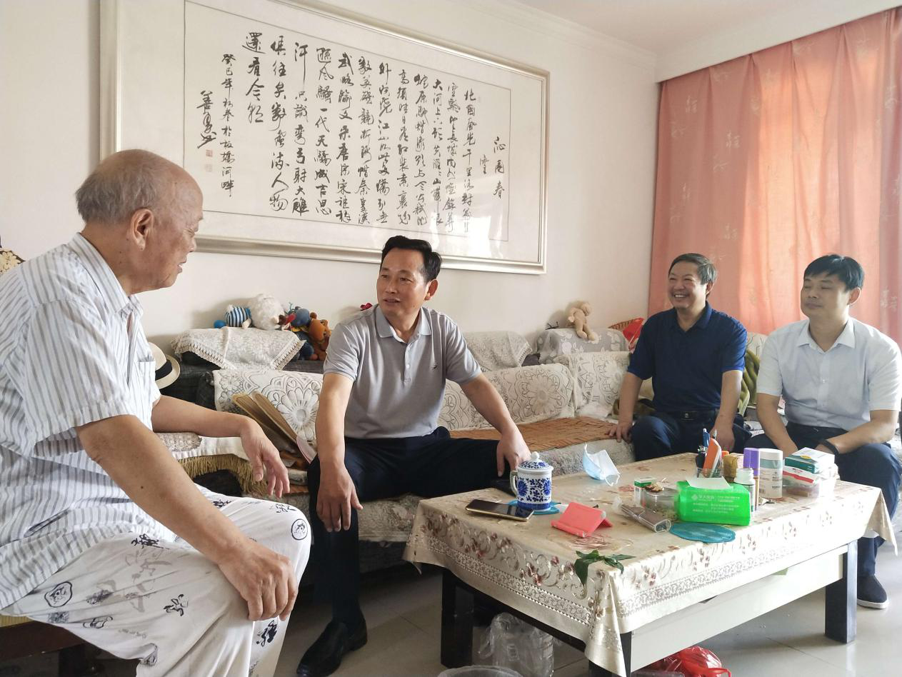 集团向导走访慰问机关退休老党员