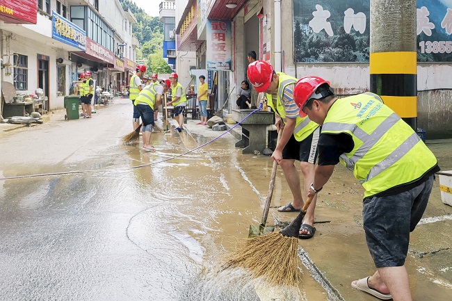 抗洪抢险，，，路桥集团在行动！——黄千高速02标项目部抗洪救灾纪实
