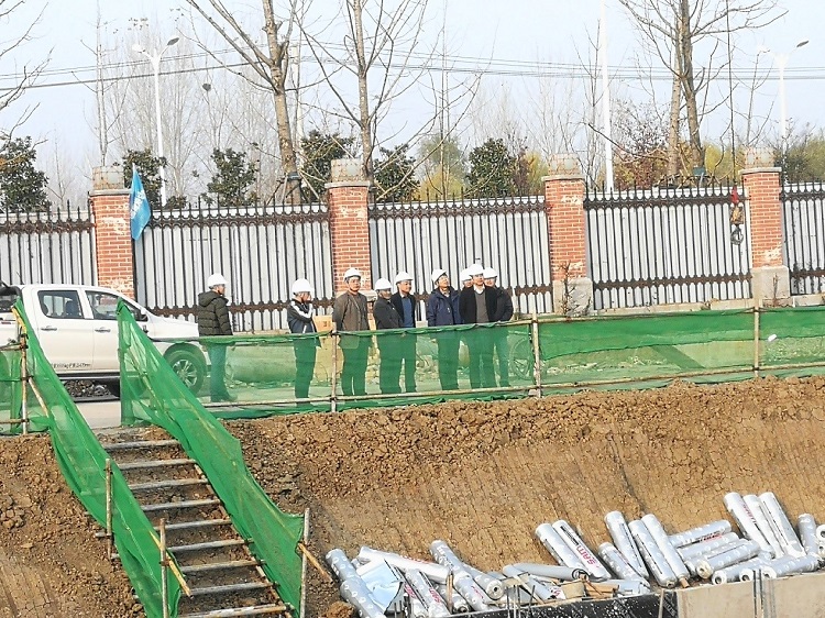 股份公司董事长王厚良和安理工副校长吴照明周末到安建总承包EPC项目调研