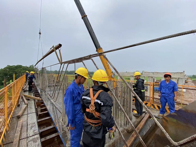 【奋战劳动竞赛 献礼百年华诞】路桥集团G347PPP杨湾河特大桥南岸主桥首个大型盖梁浇筑完成