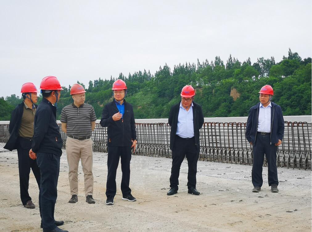刘家静赴西北边远地区调研并慰问项目职工