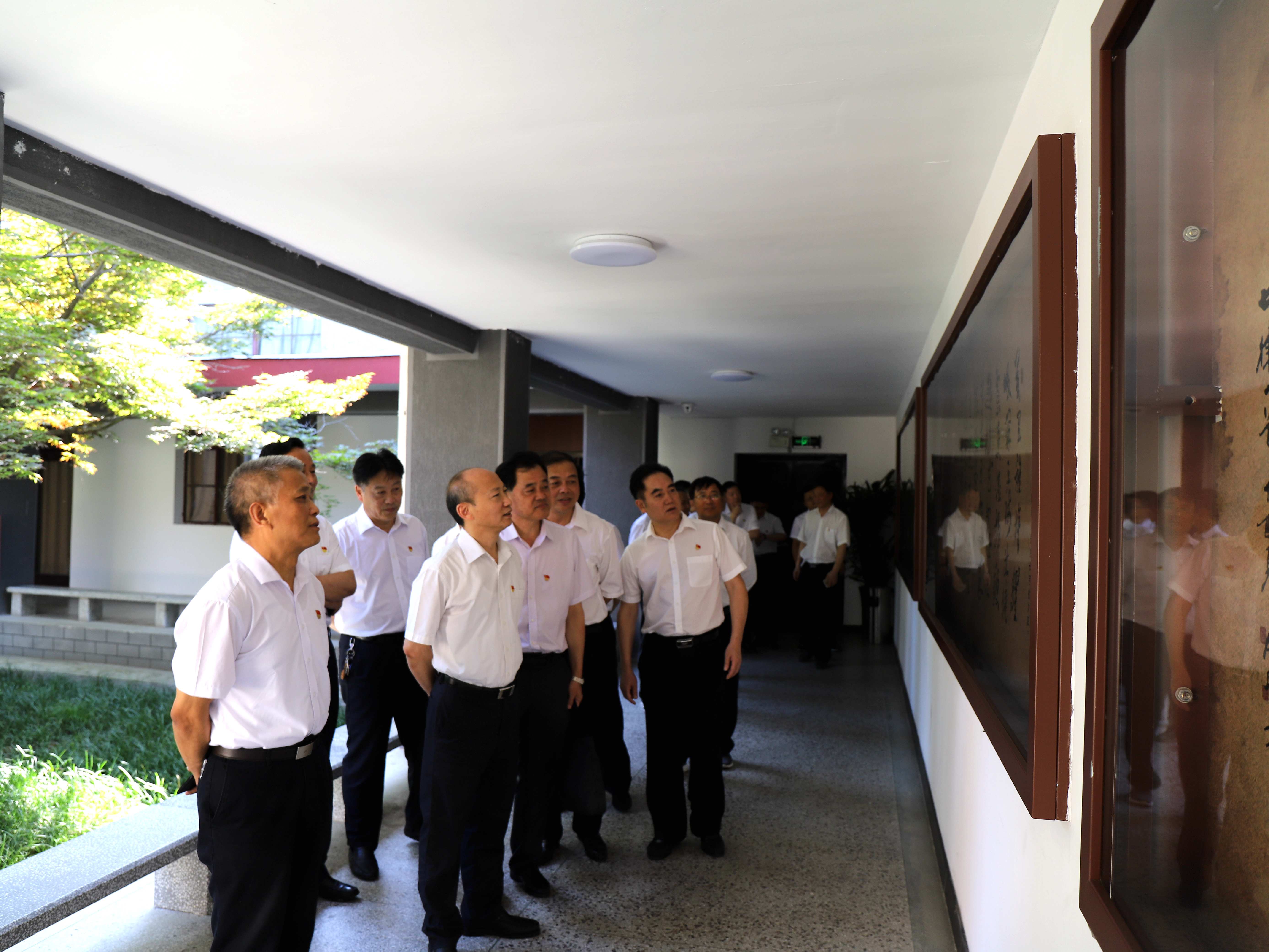 365英国上市控股党委向导班子到蜀山义士陵园开展革命古板教育