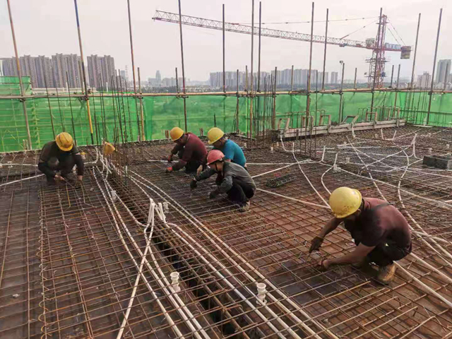 安徽一建劳动竞赛系列报道一：战高温 斗酷暑 保生产