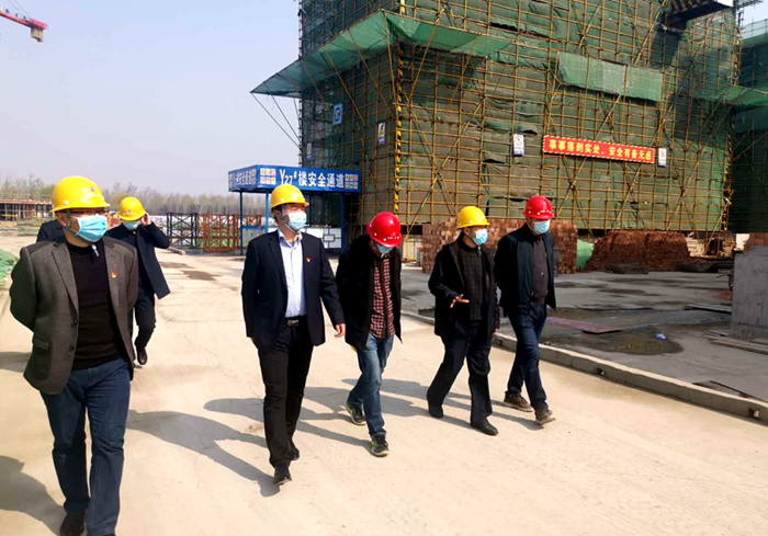 股份公司副总司理童宗胜赴安建地产沛县公司指导疫情防控和复工复产事情