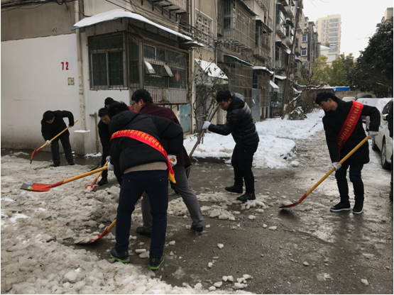 除冰铲雪——安徽二建公司青年团员再行动