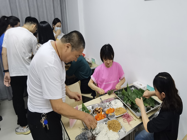 安徽一建开展“阳光生涯 棕心棕意”包粽子角逐活动