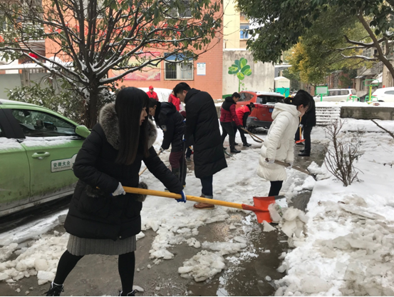 除冰铲雪——安徽二建公司青年团员再行动