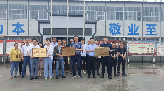 安徽二建江西上栗高峰首府项目部被公司授予“党员先锋号”、“工人先锋号”、“青年文明号”称呼