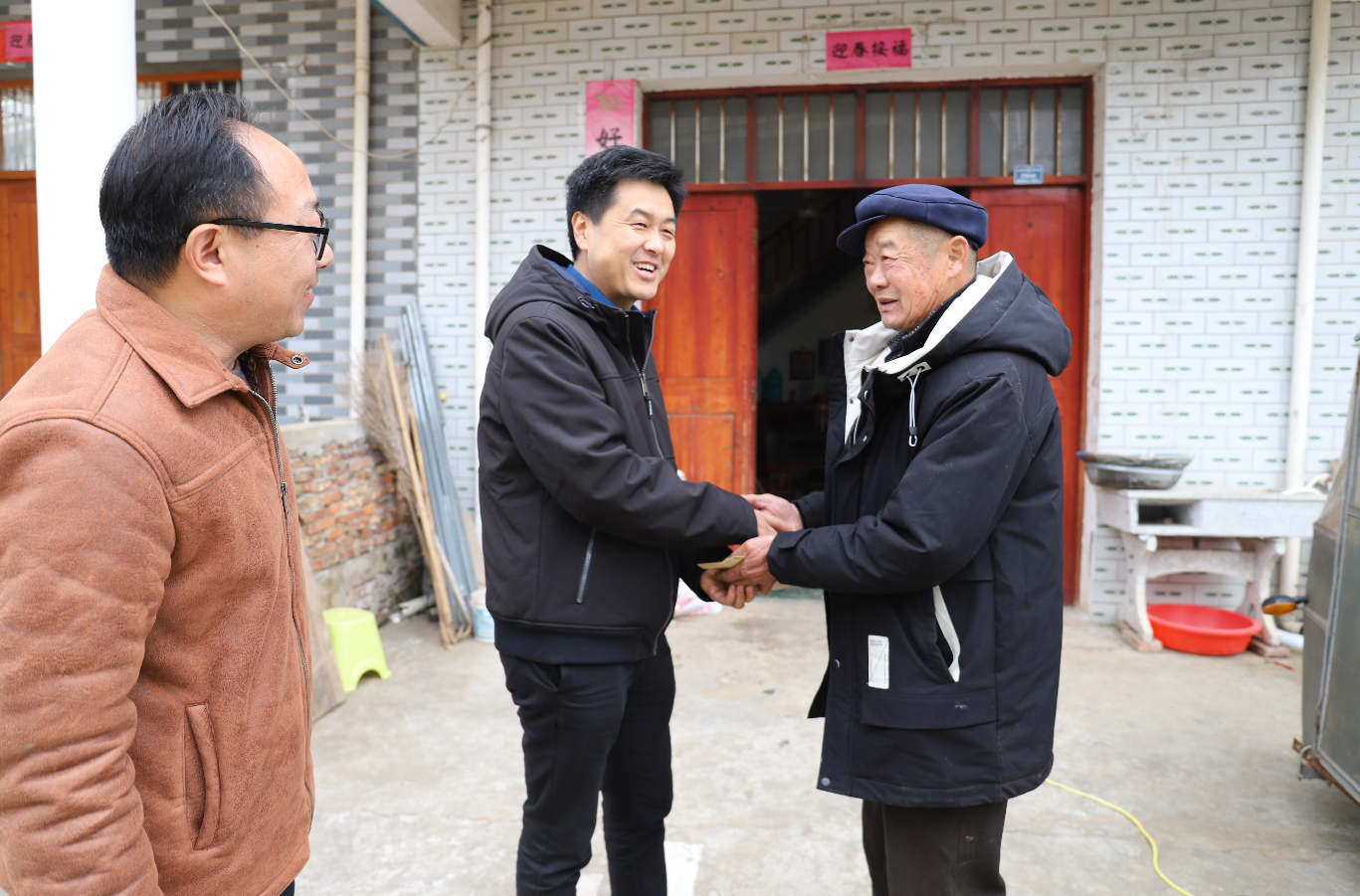 365英国上市控股副总司理霍向东、总执法照料申玉恩赴定点帮扶村开展走访慰问