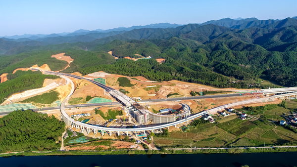 【以火热劳动 向国庆献礼】劳动竞赛专题报道②安徽路桥：笃定目的不放松 施工大干争先锋