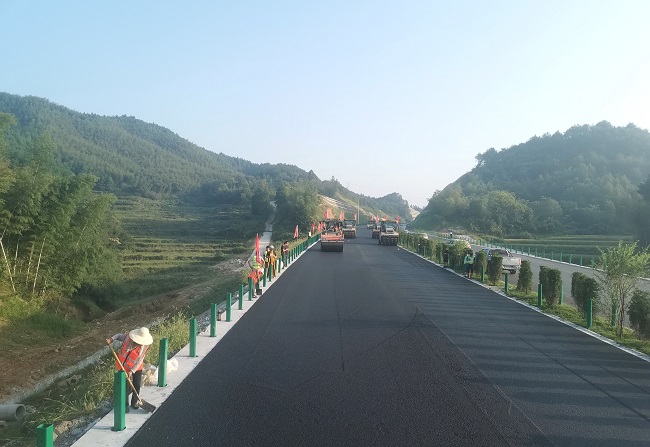 【奋战劳动竞赛 献礼百年华诞】路桥集团芜黄路面02标顺遂完成上面层试验段摊铺