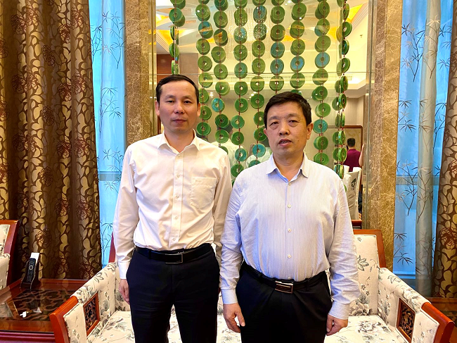 路桥集团党委书记、董事长盛明宏与中铁十七局集团党委副书记、总司理成志宏洽谈相助