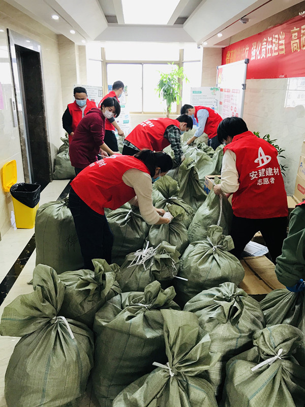“五载荣耀&#8226;感恩有你”主题系列活动报道（七）：“小善大爱·大爱无疆”衣情暖心捐赠活动圆满落幕